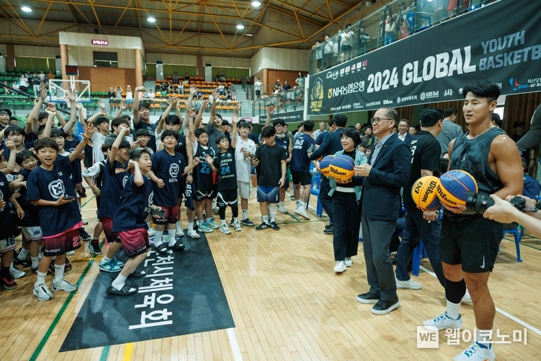 13일 경기도 포천 종합체육관에서 개최된 NH농협은행 2024 글로벌 유소년 농구 슈퍼컵 개막식에서 박병규 농협은행 수석부행장이 참가 선수들에게 격려하고 있다. / 2024.07.14 (출처: NH농협은행)