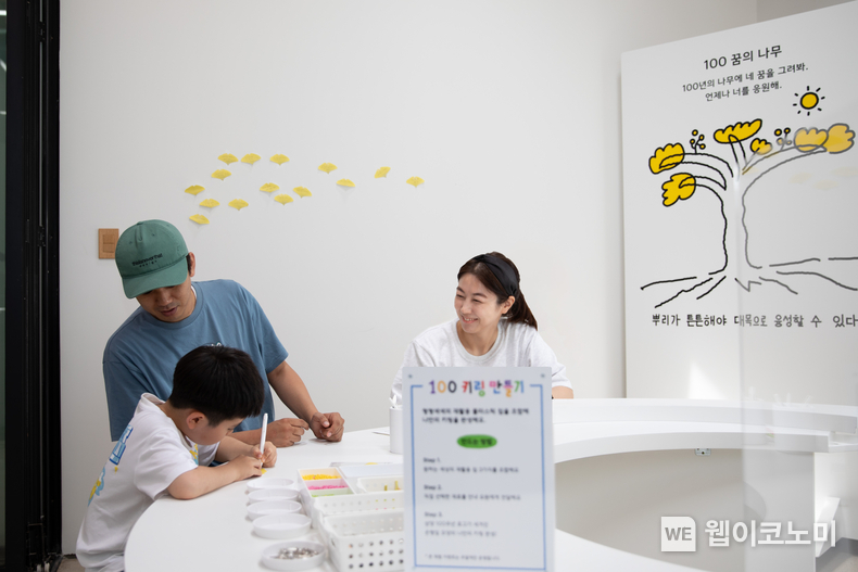 13일 상하농원에서 열린 삼양그룹 창립 100주년 기념 특별전시회 ‘안녕 100’에서 방문객들이 체험활동에 참여하고 있다. / 2024.07.15 (출처: 삼양그룹)