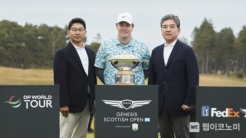 (왼쪽부터) 제네시스사업본부장 송민규 부사장, '2024 제네시스 스코티시 오픈' 우승자 로버트 매킨타이어, 현대차 장재훈 사장이 기념촬영을 하는 모습 / 2024.07.15 (출처: 현대차)