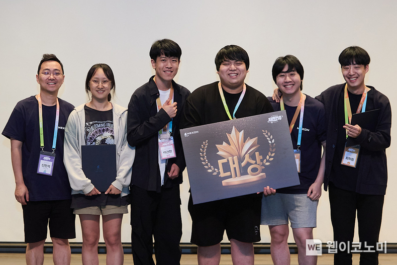 왼쪽부터 넥슨 신민석 총괄 디렉터, 대상 수상팀 북극곰수호대 / 2024.07.15 (출처: 넥슨)