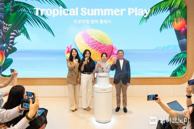 15일 ‘워크샵 바이 배스킨라빈스’ 매장에서 ‘트로피컬 썸머 플레이’ 신제품을 들고 SPC그룹 허희수 부사장(우측), 구글 신경자 아시아 태평양 지역 플랫폼&디바이스 마케팅 총괄(우측에서 세번째), 구글 플레이 이성민 유통 결제 파트너쉽 총괄(좌측)이 사진을 촬영하고 있다. / 2024.07.15 (출처: 비알코리아)