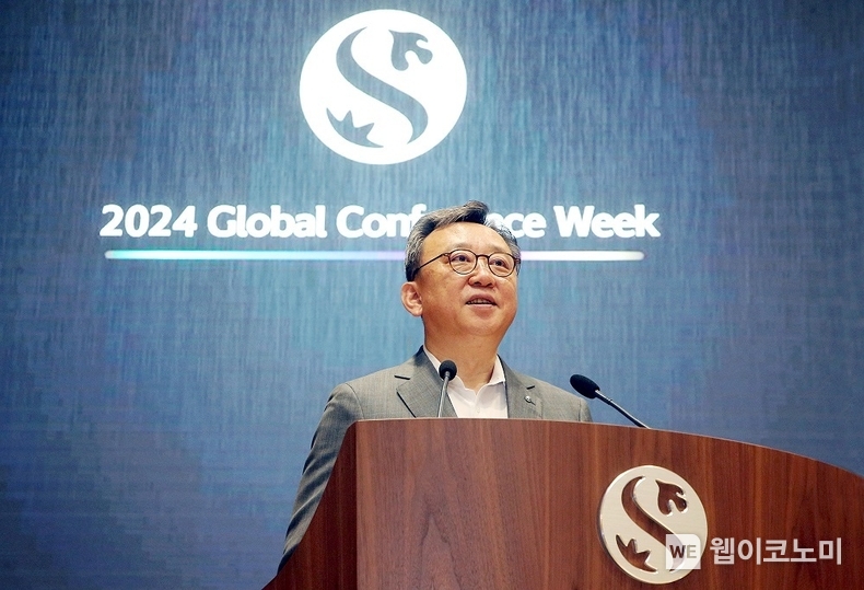 지난 15일 서울 중구 소재 신한은행 본점 20층 대강당에서 진행한 ‘글로벌 컨퍼런스 위크’에서 신한은행 정상혁 은행장이 환영사를 하고 있는 모습 / 2024.07.16 (출처: 신한은행)