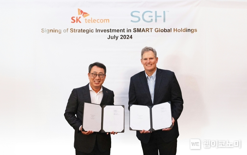사진은 미국 캘리포니아 로스앨토스에서 유영상 SKT CEO(왼쪽)와 마크 아담스 CEO(오른쪽)가 투자 계약을 체결하고 기념촬영을 하고 있는 모습 / 2024.07.16 (출처: SKT)