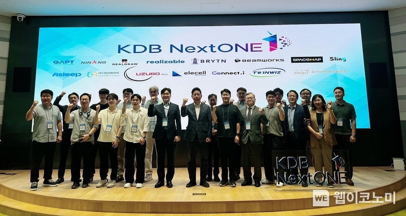 15일 산업은행 본점 IR센터에서 열린 KDB NextONE 9기 오리엔테이션 (첫째줄 여섯번째부터) 이준성 산업은행 부행장, 전화성 초기투자액셀러레이터협회장 / 2024.07.16 (출처: 산업은행)