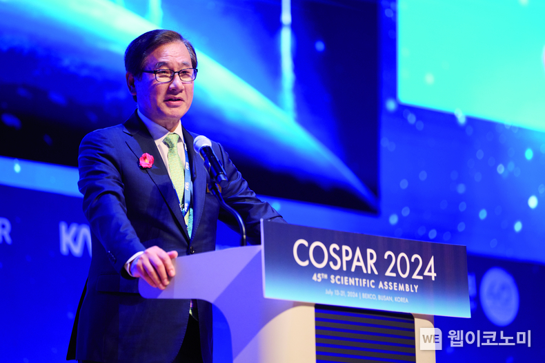 KAI 강구영 사장이 15일 부산 벡스코에서 열린 제45회 국제우주연구위원회(COSPAR) 학술총회에서 기조발표를 하고 있다. / 2024.07.16 (출처:KAI)