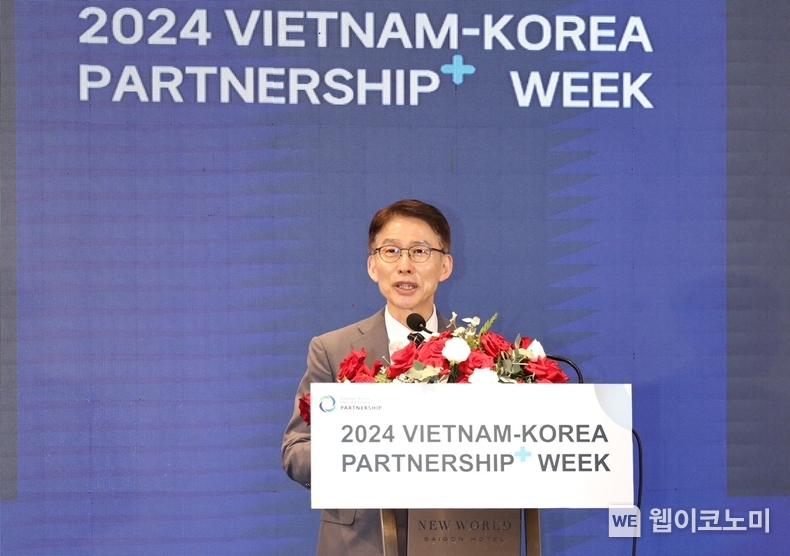 산업통상자원부(장관 안덕근)와 KOTRA(사장 유정열)는 7월 16일 베트남 호치민 뉴월드 사이공 호텔에서 ‘2024 한-베트남 파트너십 플러스 위크’를 개최했다. 이지형 KOTRA 경제통상협력본부장이 개회사를 하고 있다. / 2024.07.16 (출처: KOTRA)