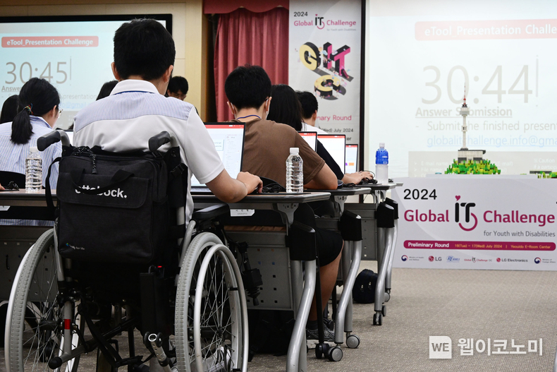  LG전자가 16일과 17일 양일간 ‘2024 글로벌장애청소년IT챌린지’ 예선을 개최했다. 이 대회는 장애 청소년들의 정보 활용 능력을 높여 사회 진출의 기반을 마련하도록 지난 2011년부터 진행돼 왔다. 사진은 지난 16일 서울 여의도에서 열린 예선 대회에 참가한 한국 장애 청소년들이 '파워포인트 활용 능력 평가'를 진행 중인 모습 / 2024.07.17 (출처: LG전자)