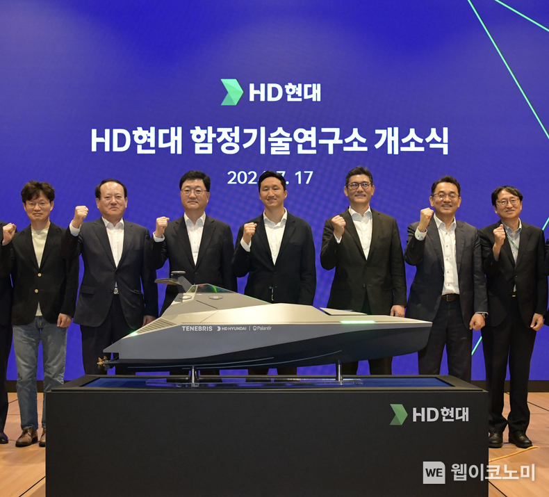 HD현대는 17일(수) 판교 HD현대글로벌R&D센터에서 함정기술연구소 출범식을 실시했다(사진 왼쪽부터 임도형 아비커스 대표, 김종배 HD현대중공업 부사장, 주원호 HD현대중공업 특수선사업부 대표, 정기선 HD현대 부회장, 김성준 HD한국조선해양 대표, 장광필 HD한국조선해양 미래기술연구원장, 설승기 HD현대 기술자문). / 2024.07.17 (출처: HD현대)