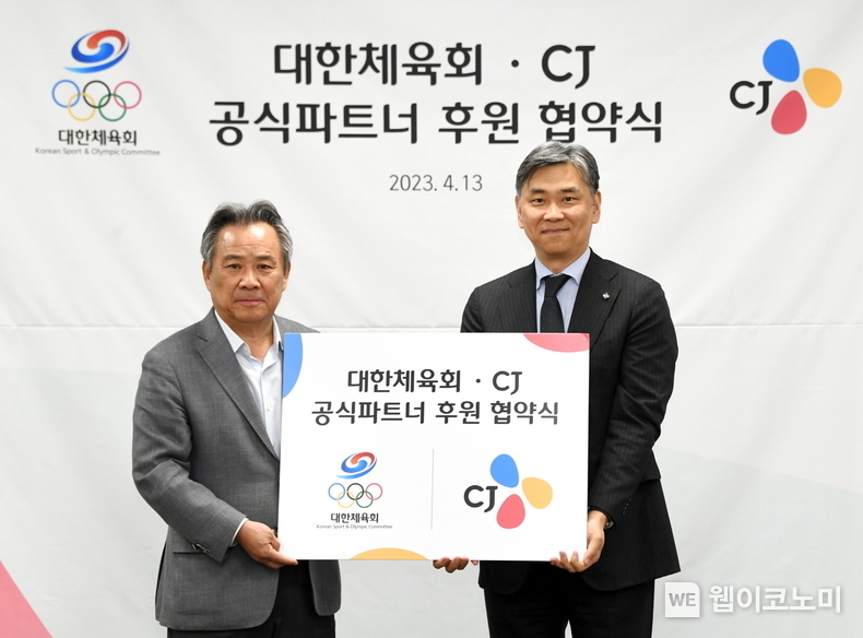 CJ㈜ 김홍기 대표이사(오른쪽)와 대한체육회 이기흥 회장(왼쪽)이 공식 파트너 후원 협약을 맺은 후 기념 사진을 찍고 있다. / 2024.07.18 (출처: CJ)