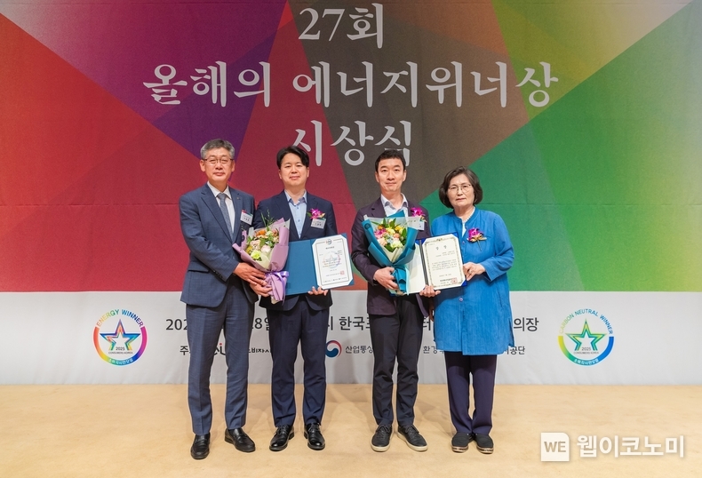 코웨이 아이콘 얼음정수기가 지난 18일 한국프레스센터에서 진행된 ‘제 27회 올해의 에너지위너상’에서 최고상인 에너지대상을 수상했다. 시상식에서(우측부터) 문미란 소비자시민모임회장, 백주현 코웨이 환경기술연구소 IoT개발실장, 이영재 코웨이 환경기술연구소 전장회로개발팀장, 박병춘 한국에너지공단 부이사장이 기념사진을 촬영하고 있다. / 2024.07.19 (출처: 코웨이)