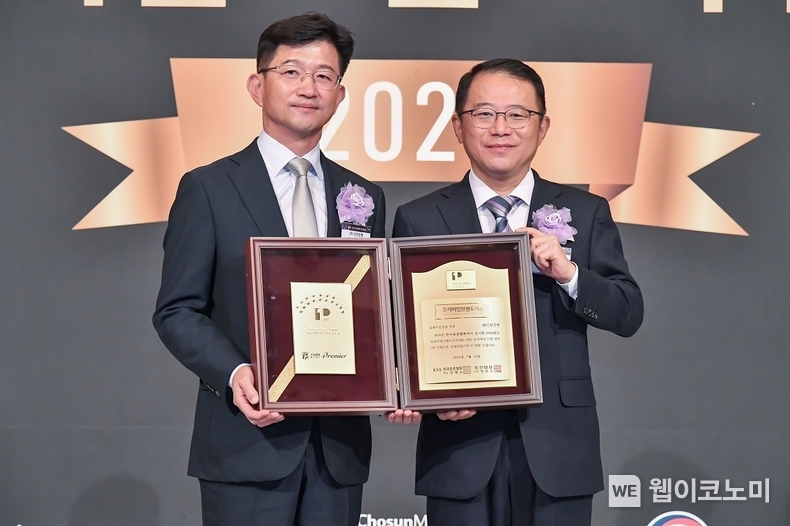 지난 18일 서울시 중구 롯데호텔에서 진행된 ‘2024 프리미엄브랜드지수(KS-PBI)’ 시상식에서 PB부문 17년 연속 1위 수상 이후 신한은행 WM추진부 문진규 본부장(왼쪽)과 한국표준협회 강명수 회장이 기념 촬영하는 모습 / 2024.07.19 (출처: 신한은행)
