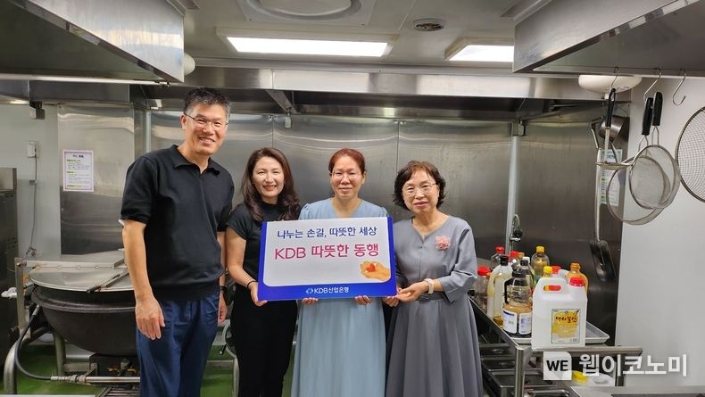 따뜻한 동행 75호 전달식 (왼쪽부터) 김학근 구로지역자활센터장, 김은경 산업은행 사회공헌팀장, 문영애 구로행복도시락 이사장, 윤혜연 서울지역자활센터협회장 / 2024.07.19 (출처: 산업은행)