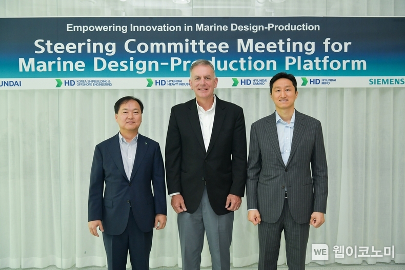 HD현대가 19일(금) HD현대 글로벌R&D센터(GRC)에서 지멘스 DISW와 ‘기술협의회(Steering Committee Meeting)’를 개최했다.(사진 오른쪽부터 HD현대 정기선 부회장, 지멘스 DISW 토니 헤멜건 CEO, HD현대미포 김형관 사장) / 2024.07.19 (출처: HD현대)