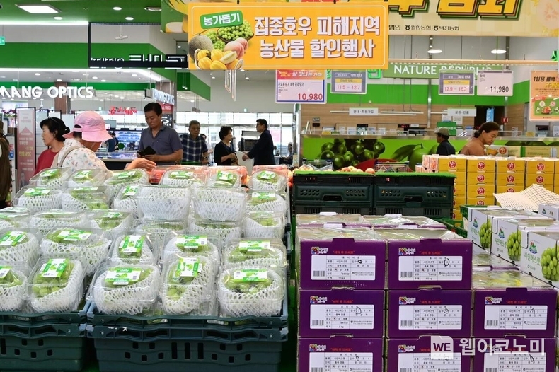 농협경제지주(농업경제대표이사 박서홍)가 이달 24일까지 수도권 하나로마트 8개 매장에서 ‘집중호우 피해 지역 농산물 특별 할인행사’를 실시한다. 판매장 8개소는 양재, 창동, 고양, 성남, 수원, 삼송, 동탄, 양주다. / 2024.07.21 (출처: 농협경제지주)
