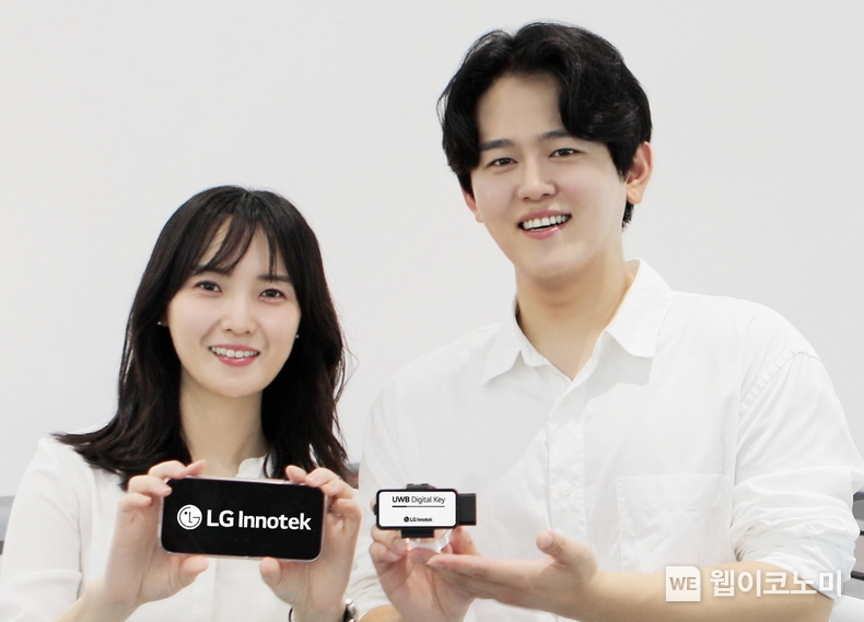 LG이노텍 직원들이 ‘차세대 디지털키 솔루션’을 선보이고 있다. / 2024.07.22 (출처: LG이노텍)
