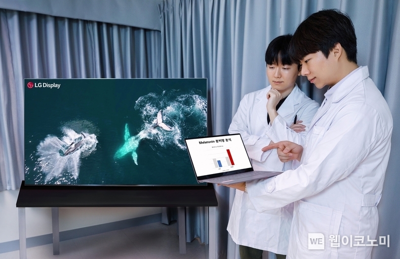 국민대학교 연구팀이 OLED TV와 LCD TV의 멜라토닌 분비량 차이를 분석하고 있다. / 2024.07.22 (출처: LG디스플레이)