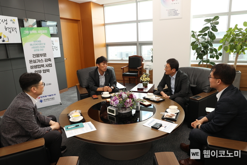 22일(월) 오후 2시 동서발전 본사에서 진행된 '건물부분 온실가스 감축 상생협력 사업 업무협약'에서 김영문 동서발전 사장(왼쪽)과 이상훈 한국에너지공단 이사장(오른쪽)이 기념사진을 촬영하는 모습 / 2024.7.22 (출처: 한국동서발전)