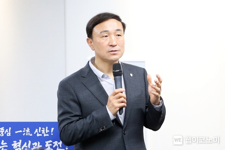 신한카드(사장 문동권)는 임원 및 부서장이 참여한 가운데 서울 을지로 신한카드 본사에서 2024년 하반기 사업전략회의를 19일 개최, 하반기 사업 추진 전략 및 ‘상상력의 경계 확장’을 목표로 혁신과 도전을 위한 미래 아젠다를 논의했다고 21일 밝혔다. 문 사장은 리더들에게 “모든 리더가 틀을 깨는 기발한 상상력을 갖춰야 한다”고 강조하며, “금융의 새 지평을 열어갈 선구자적 정신으로 ‘연결과 확장’을 통한 혁신적 성과 창출에 전력을 다할 것”을 당부했다. / 2024.07.23 (출처 : 신한카드)