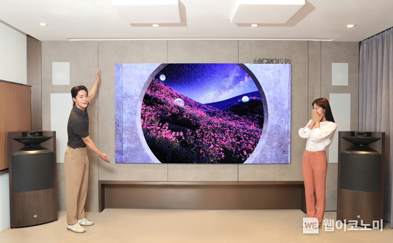 삼성전자 모델이 하만 럭셔리 스토어 롯데백화점 잠실점에 전시된 마이크로 LED를 소개하고 있다. / 2024.07.23 (출처: 삼성전자)
