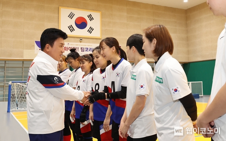 하나금융그룹은 지난 23일 오후 '대한장애인체육회 이천선수촌'을 방문해 『2024 파리 패럴림픽』에 참가하는 국가대표 선수단을 격려하고, 장애인 스포츠 활성화를 위해 대한장애인체육회에 후원금을 전달했다. 이날 격려 행사에 참석한 함영주 하나금융그룹 회장(사진 왼쪽에서 첫 번째)이 국가대표 골볼 선수단을 격려하고 『2024 파리 패럴림픽』의 선전을 당부했다. / 2024.07.24 (출처 : 하나금융그룹)