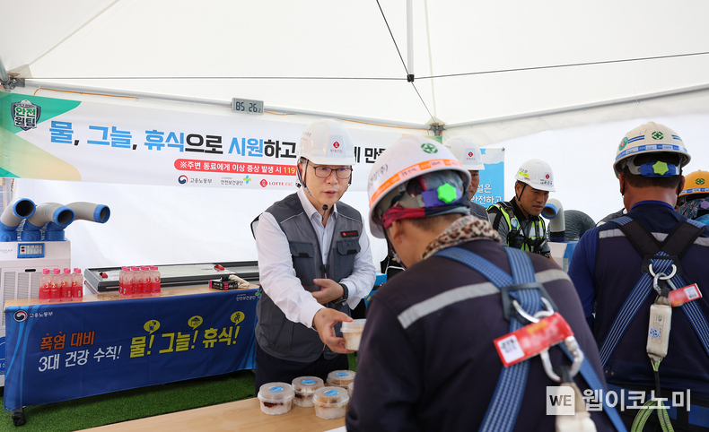롯데건설 박현철 부회장이 혹서기를 맞아 ‘천안 롯데캐슬 더 청당 현장’에서 근로자들에게 팥빙수, 건강음료, 혹서기 용품 등을 나눠주고 있다 / 2024.07.24 (출처 : 롯데건설)