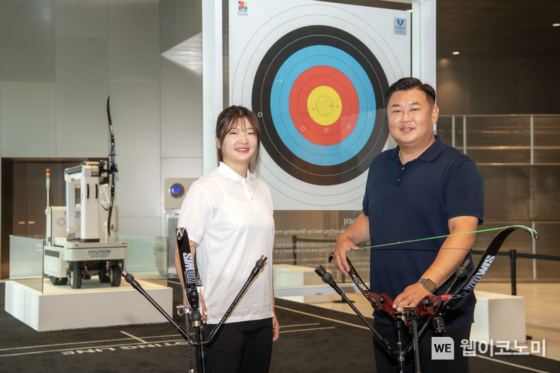 현대차그룹은 현대 모터스튜디오 고양에서 7월 26일부터 8월 18일까지 3주간 양궁과 양궁 훈련에 활용된 기술을 경험할 수 있는 'The path of an archer_모빌리티 기술과 양궁의 만남' 행사를 개최한다. 현대차그룹 양궁 체험행사 ‘The path of an archer_모빌리티 기술과 양궁의 만남’에 참여한 전 양궁 금메달리스트 오진혁 선수, 강채영 선수(우로부터) / 2024.07.25 (출처 : 현대차그룹)