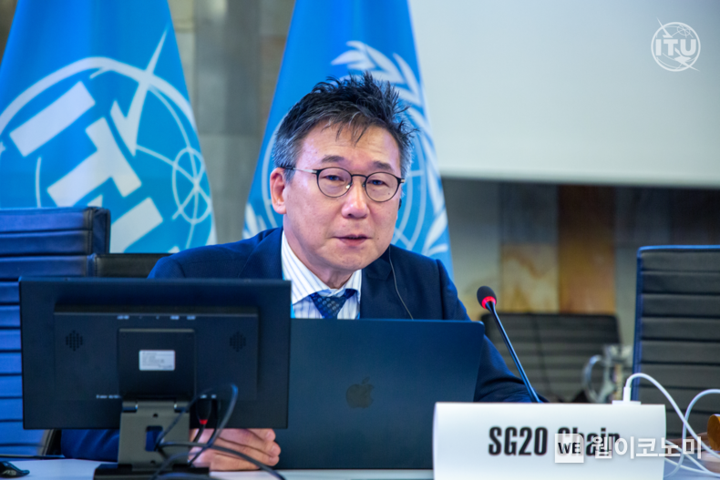ETRI 김형준 박사가 지난 1일부터 12일까지 스위스 제네바에서 개최된 SG20 국제회의에서 의장으로서 회의를 주재하고 있는 모습 / 2024.07.25 (출처 : 한국전자통신연구원)