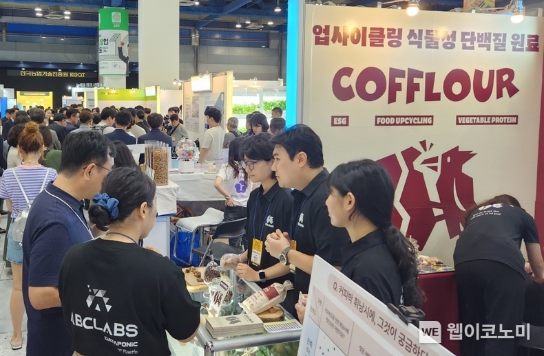 지난 25일(화), 서울 코엑스에서 개최된 2024 AFRO(농식품 테크 스타트업 창업 박람회, 이하 2024 AFRO)에 참가한 김선현 어반랩스 대표와 직원들이 방문객에게 ‘커플로어(cofflour)’를 소개하고 있다. / 2024.07.26 (출처 : 어반랩스)