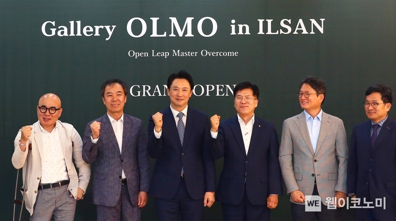 올모 김현종 서울경기대표(좌측에서 세번째)와 ㈜한화 건설부문 전창수 인사지원실장(좌측에서 네번째)을 비롯한 관계자들이 올모일산 오픈식에 참석해 기념사진을 촬영하고 있다. / 2024.07.26 (출처 : ㈜한화)