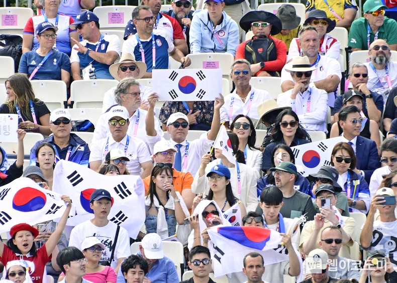 현대차그룹 정의선 회장이 28일(현지시간) 파리 대회 양궁 여자 단체전 경기를 찾아 김재열 IOC 위원, 이서현 삼성물산 전략기획담당 사장과 관람석에서 응원하고 있는 모습. 아래에서 네번째줄 왼쪽에서 세번째 정의선 회장, 다섯번째 이서현 삼성물산 전략기획담당 사장, 김재열 IOC위원 / 2024.07.29 (출처 : 현대차그룹)
