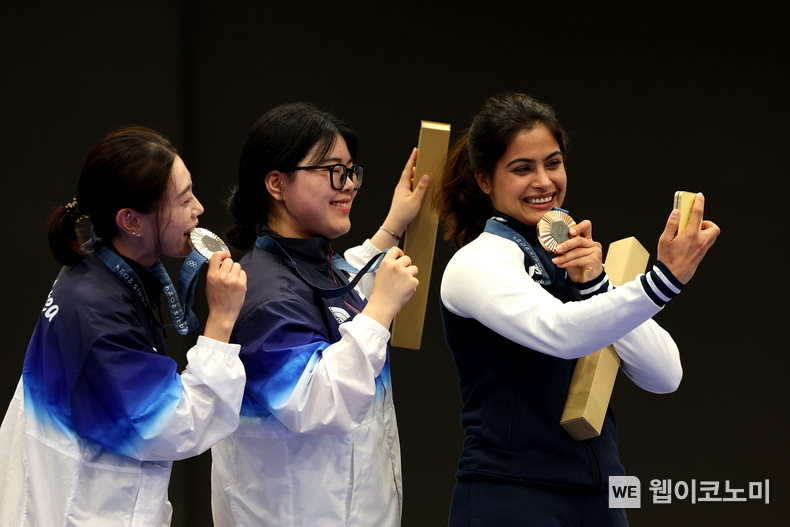 28일(현지시간) 프랑스 샤토루 슈팅센터(Chateauroux Shooting Centre)에서 열린 2024 파리 올림픽 사격 여자 10m 공기권총 금메달 오예진, 은메달 김예지(이상 대한민국), 동메달 마누 바커(Manu Bhaker, 인도)가 시상식에서 갤럭시 Z 플립6 올림픽 에디션으로 빅토리 셀피를 찍고 있다. / 2024.07.29 (출처 : 삼성전자/게티이미지(Getty Images))