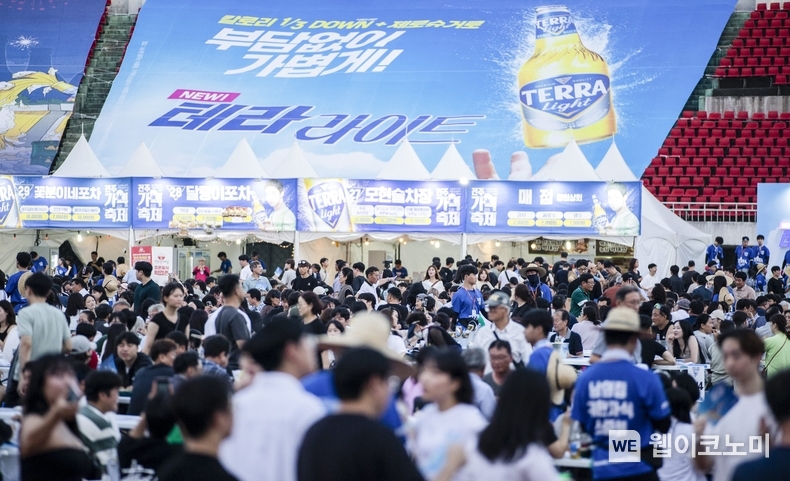 25일부터 27일까지 열린 2024 전주가맥축제가 관광객 약 12만명이 방문해 9만병의 맥주가 소비되는 등 성황리에 종료됐다. 올해 축제는 화려한 무대 이벤트와 불꽃놀이 등 풍성한 볼거리와 즐길거리를 제공해 축제의 만족도를 한층 높였다 / 2024.07.29 (출처 : 하이트진로)