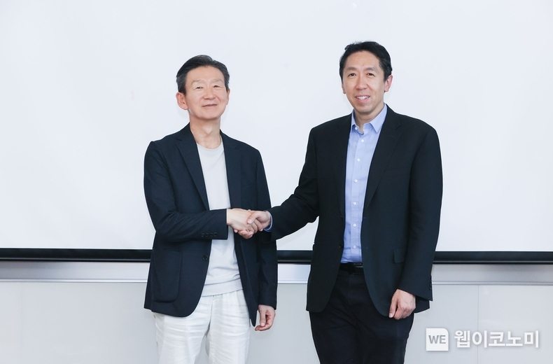 LG유플러스 황현식 사장이 인공지능 세계 4대 석학 중 한 명인 앤드류 응 스탠퍼드대 교수와 만나 글로벌 AI 협력 방안에 대해 논의했다. 사진은 29일 오후 LG유플러스에서 만난 황현식 사장(왼쪽)과 앤드류 응 교수의 모습. / 2024.07.31 (출처: LG유플러스)