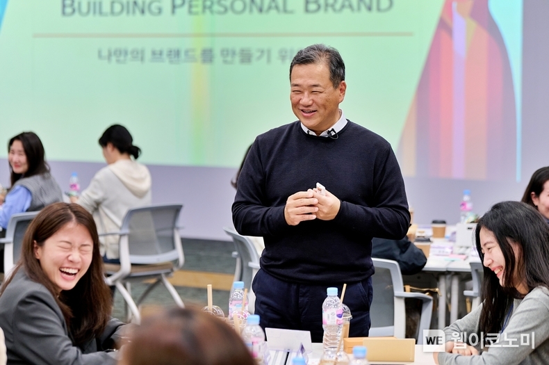 지난해 11월 경기도 오산시에 위치한 롯데인재개발원 오산캠퍼스에서 김상현 롯데 유통군 총괄대표 부회장(가운데)이 여성 리더들과 '제1회 롯데 유통군 여성 리더 워크숍'에 참여했다. / 2024.07.31 (출처: 롯데유통군)