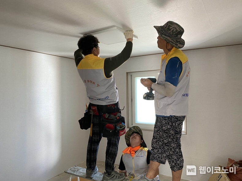 동서발전 신박한 에너지정리 21호 수혜가정에 고효율 LED조명으로 교체 및 단열공사를 시공하는 모습 / 2024.07.31 (출처: 한국동서발전)