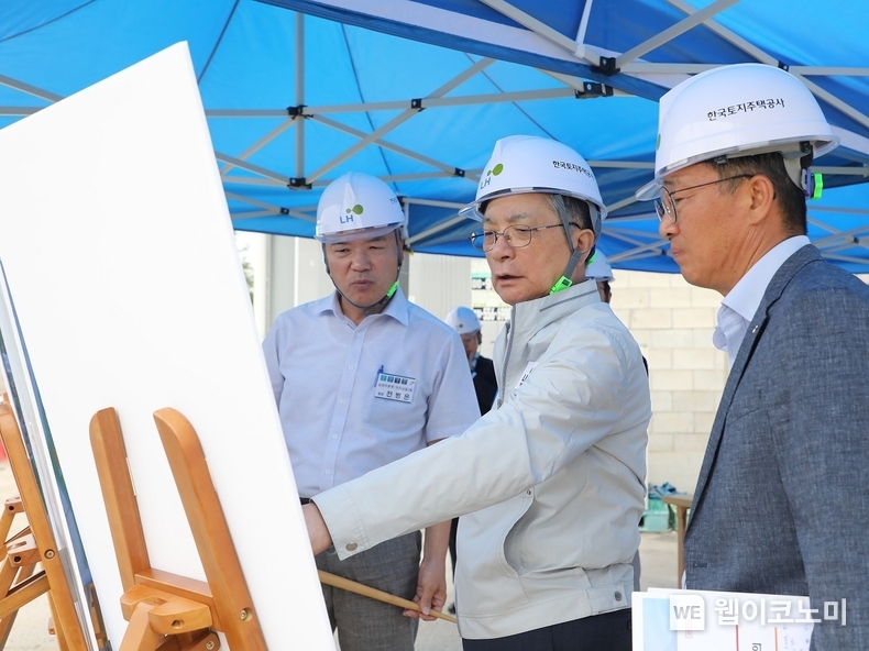 31일(수), 이한준 LH 사장이 남양주왕숙 지구와 구리갈매역세권지구를 방문해 사업 추진현황을 점검하고 있다. / 2024.07.31 (출처: LH)