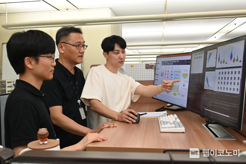ETRI 연구진이 노년층 음성 발화 분석 시스템의 인공지능 치매 예측 기술을 설명하고 있는 모습 / 2024.08.01 (출처: ETRI)