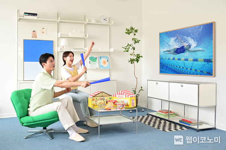삼성전자 모델이 더 프레임으로 스포츠 경기를 시청하며 '삼성 라이프스타일 TV 하우스 with 옐로우즈' 패키지를 즐기고 있다. / 2024.08.02 (출처: 삼성전자)