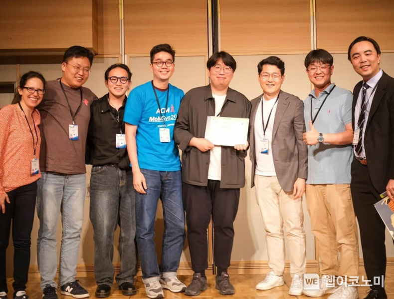 KAIST 한준 교수 연구팀은 ACM 모비시스 2024 최우수논문상을 수상했다. 좌측 두 번째부터 황인석 교수(POSTECH), 이기창 박사과정(연세대학교), 이규식 박사과정(POSTECH), 윤종혁 박사과정 (제1 저자, KAIST), 한준 교수(KAIST), 고정길 교수(연세대학교) / 2024.08.02 (출처: KAIST)