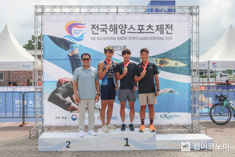 금메달을 수상한 계룡건설 최규서 선수(오른쪽에서 2번째), 은메달을 수상한 계룡건설 박상민 선수(오른쪽에서 3번째) / 2024.08.02 (출처: 계룡건설)