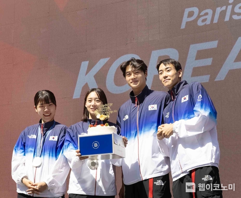 현지시각 4일 프랑스 파리에 위치한 코리아하우스에서 열린 국가대표 메달리스트 기자회견 행사에 참석한 선수들이 파리바게뜨 케이크를 들고 축하받는 모습 / 2024.08.05 (출처: 파리크라상)