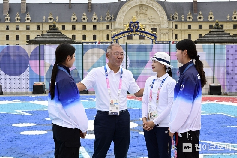 현대차그룹 정의선 회장이 3일(현지시간) 파리 대회 여자 양궁 개인전 시상식 직후 남수현(왼쪽 첫째), 전훈영(오른쪽 둘째), 임시현(오른쪽 첫째) 등 국가대표 선수들을 만나 격려하고 있다. / 2024.08.05 (출처: 현대차그룹)