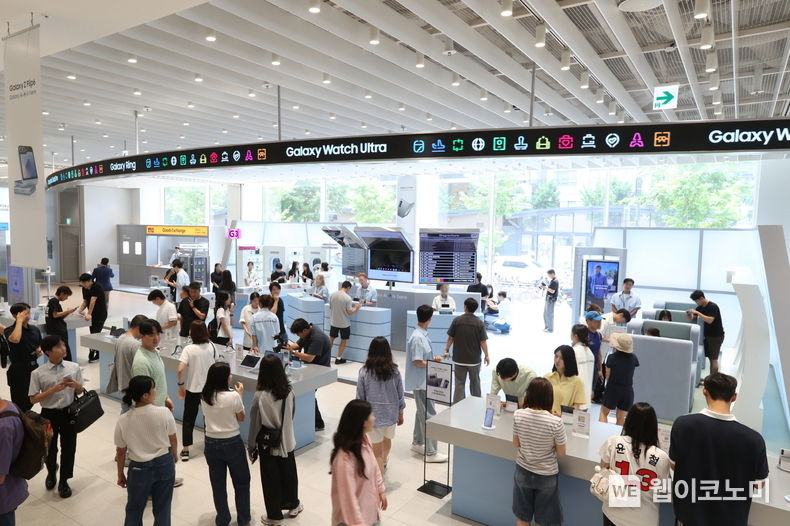 삼성스토어 홍대에 위치한 '갤럭시 스튜디오'에 공항 콘셉트로 꾸며진 체험공간 전경 / 2024.08.05 (출처: 삼성전자)