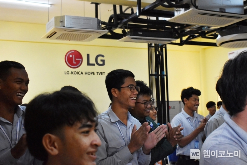 LG전자는 지난 30일 캄보디아의 수도 프놈펜에서 ‘캄보디아 LG-KOICA 희망직업훈련학교’의 졸업식을 가졌다. LG전자는 2021년부터 캄보디아 프놈펜, 바탐방 등에 위치한 직업훈련학교 3곳에서 전자·전기·ICT 관련 전문 교육 과정을 운영하고 있다. 사진은 ‘캄보디아 LG-KOICA 희망직업훈련학교’ 재학생들이 졸업생들에게 축하의 박수를 보내는 모습 / 2024.08.05 (출처: LG전자)