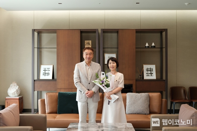 아워홈 마곡 본사에서 이영열 부회장(왼쪽)과 이정선 씨(반효진 선수 모친, 오른쪽)가 기념 촬영을 진행하고 있다. / 2024.08.06 (출처: 아워홈)