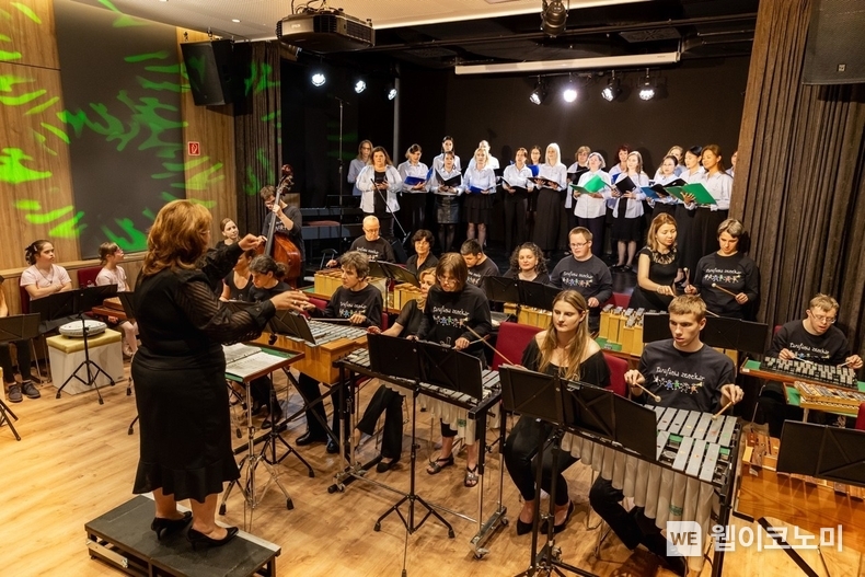 지난 15일(현지시간) 헝가리 부다페스트에서 열린 ‘GMF in Hungary’에서 발달장애인 연주팀이 공연을 하고 있다. / 2024.06.16 (출처: SK이노베이션)