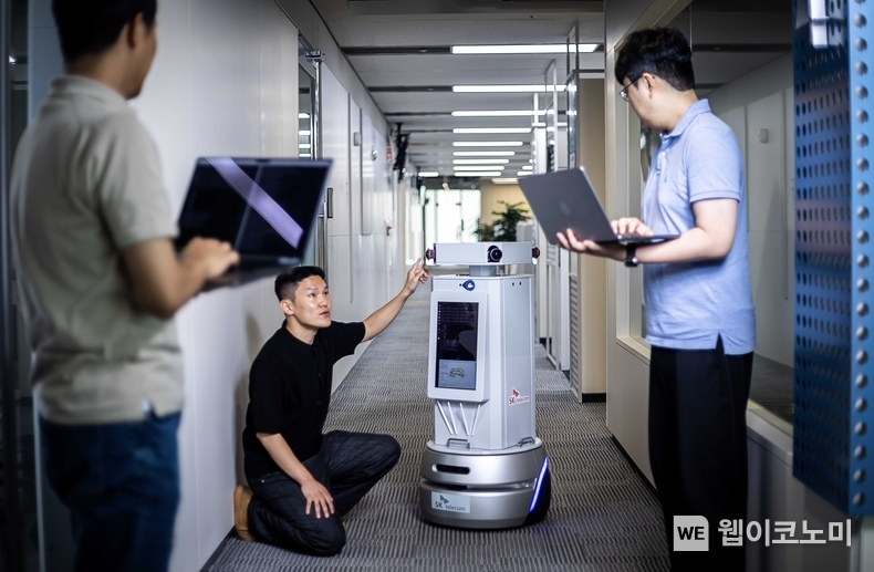 SK텔레콤은 자사의 텔코 에지 AI(Telco Edge AI) 인프라를 기반으로 한 자율주행 로봇 기술 실증을 성공적으로 마쳤다고 7일 밝혔다. 사진은 판교사옥에서 연구 중인 SK텔레콤 연구원들의 모습 / 2024.08.07 (출처: SKT)