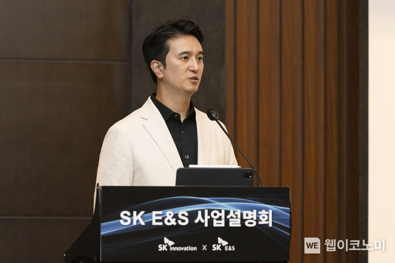 추형욱 SK E&S 대표이사 사장이 7일 서울 여의도 콘래드호텔에서 열린 ‘SK E&S 기업설명회’에서 회사 사업 현황에 대해 발표하고 있다. / 2024.08.07 (출처: SK E&S)