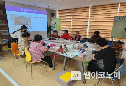 6월 광주광역시 신완마을7단지 작은도서관에서 진행된 문화 프로그램에 입주민이 참여해 수업을 듣고 있다. /2024.08.08 (출처: 한국토지주택공사(LH))