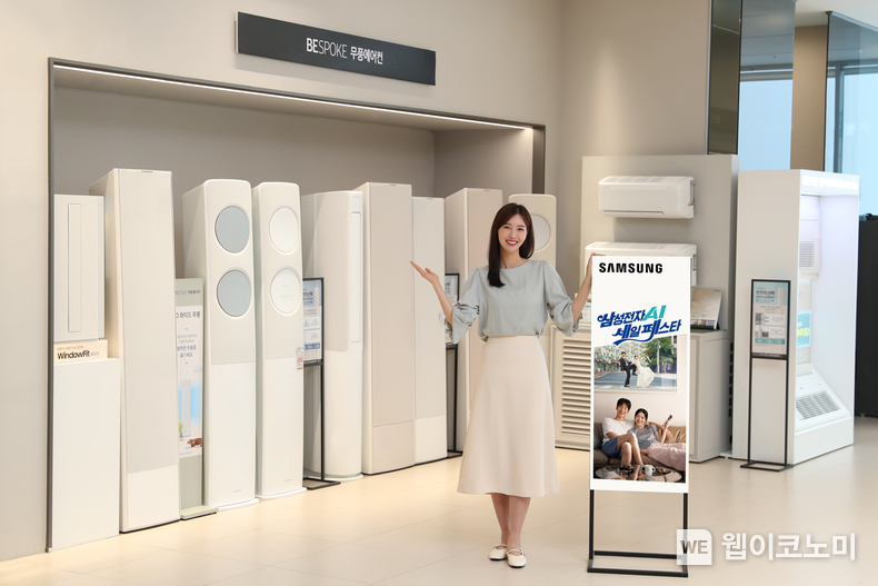 삼성전자 모델이 삼성스토어에서 무풍에어컨과 '삼성전자 AI 세일페스타'를 소개하고 있다. / 2024.08.09 (출처: 삼성스토어)